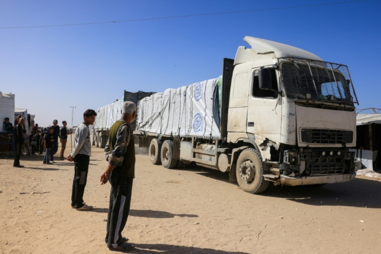 Des Palestiniens observent l'arrivée de camions transportant de l'aide humanitaire à Khan Younès, dans le sud de la bande de Gaza, le 1er février 2026