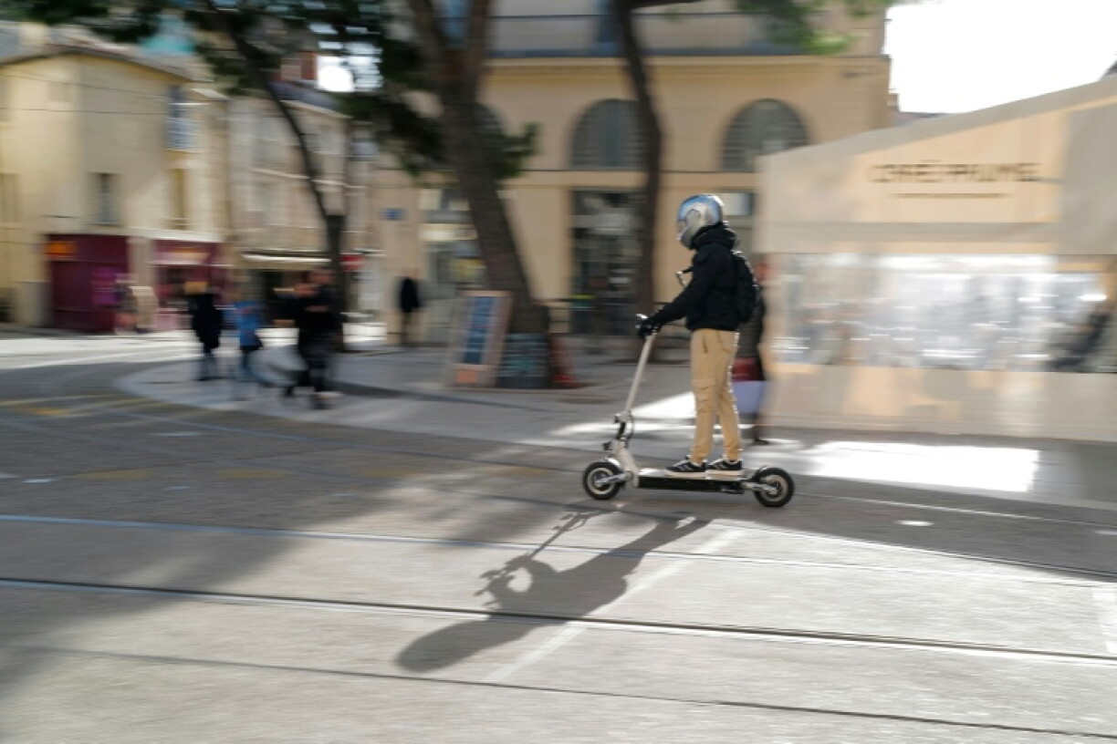 Angesichts einer steigenden Zahl von Unfällen mit E-Scooter gilt in Paris ab sofort eine Helmpflicht. Wie die Polizei mitteilte, muss in Paris und den direkten Vororten zudem eine Warnweste oder andere reflektierende Ausrüstung getragen werden.