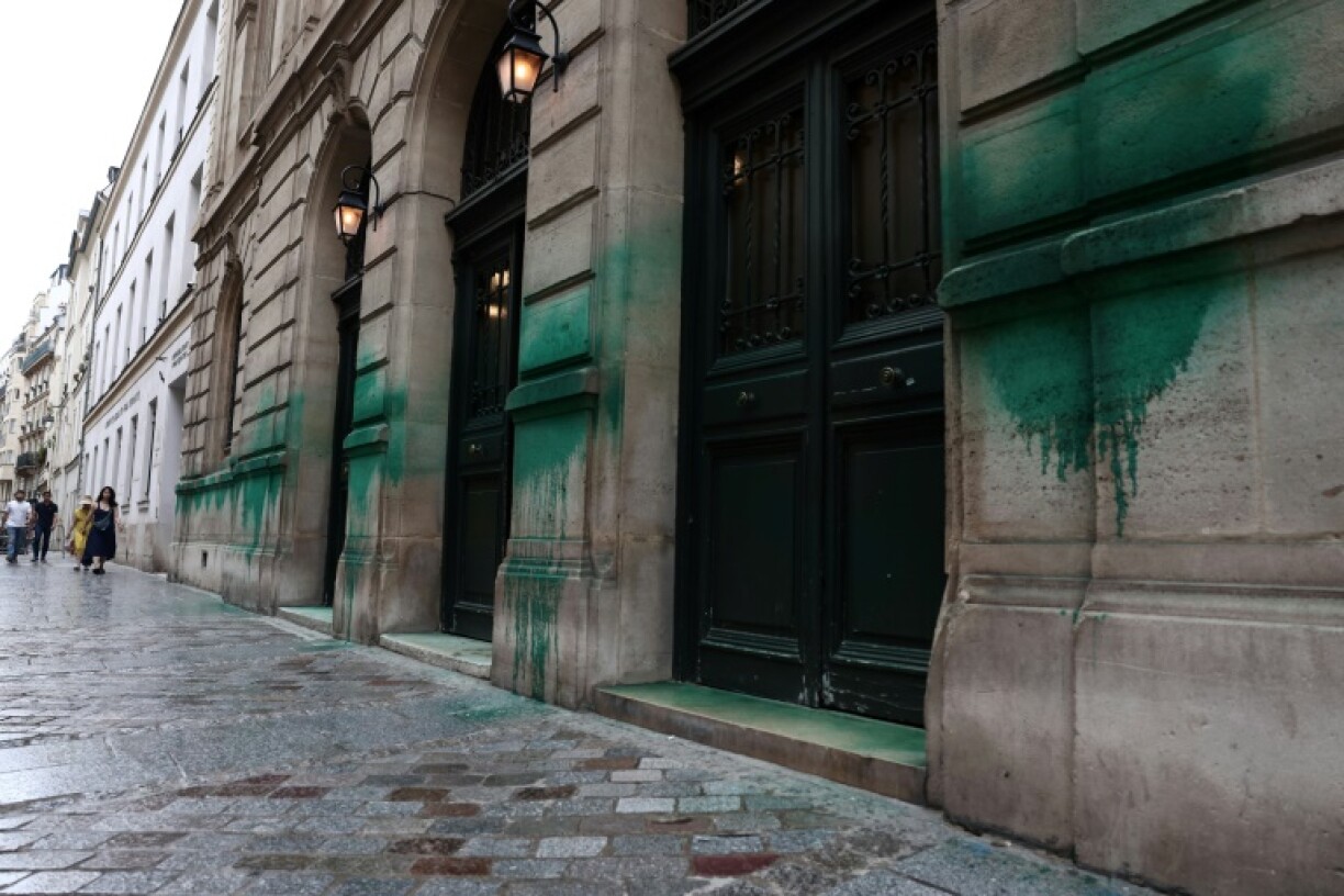 Des jets de peinture verte sur les murs de la synagogue de la rue des Tournelles à Paris, le 31 mai 2025