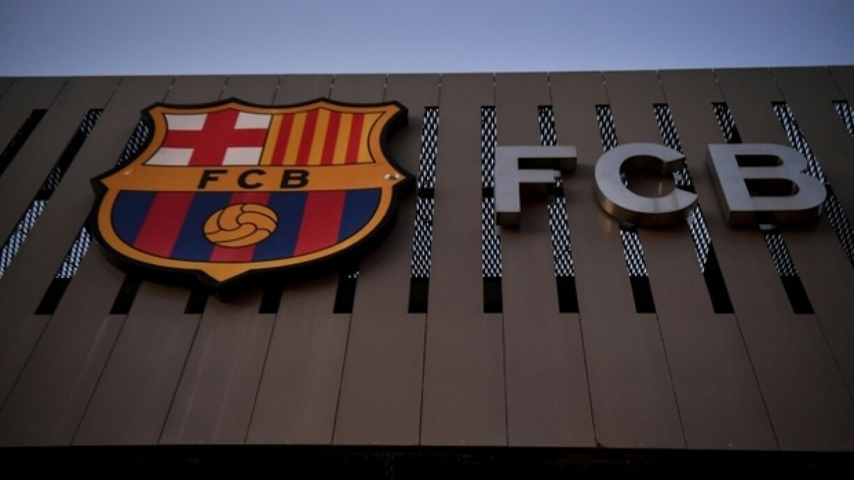 Ecusson du FC Barcelone sur la façade du stade Camp Nou, le 5 août 2021