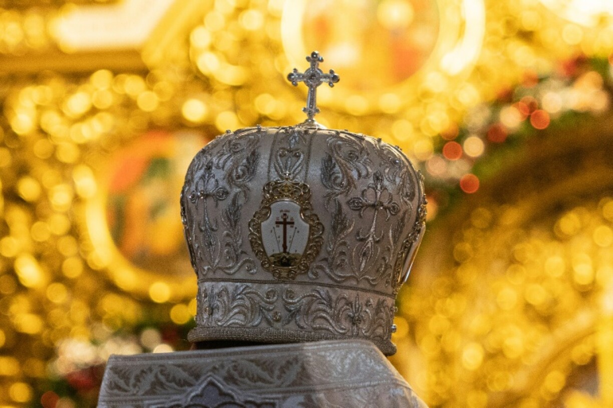 Mitre d'un prêtre orthodoxe célébrant Noël à Kiev, le 7 janvier 2023