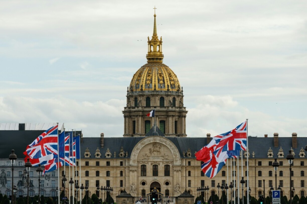 Des drapeaux nationaux français et britanniques devant l'Hôtel des Invalides dans le centre de Paris le 19 septembre 2023