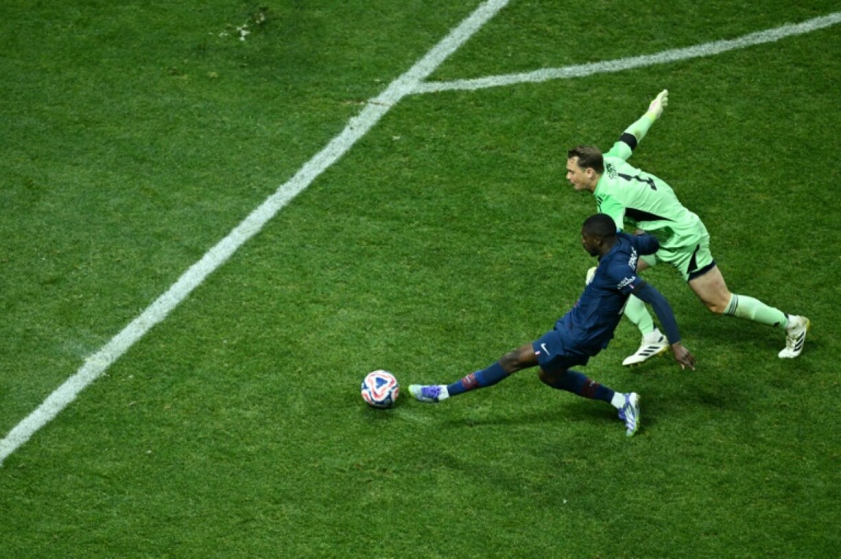 Le joueur du Paris Saint-Germain Ousmane Dembélé (en bleu) échappe au gardien de but du Bayern Munich Manuel Neuer lors du match de Coupe de monde des clubs à Atlanta le 5 juillet 2025.