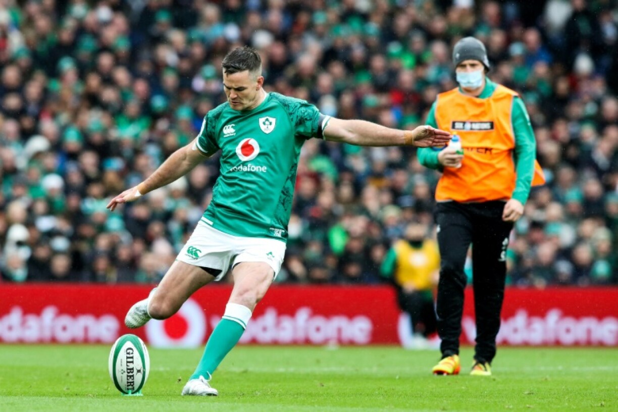 L'ouvreur irlandais Johnny Sexton botte une pénalité contre les Gallois en Six Nations, le 5 février 2022 à Dublin