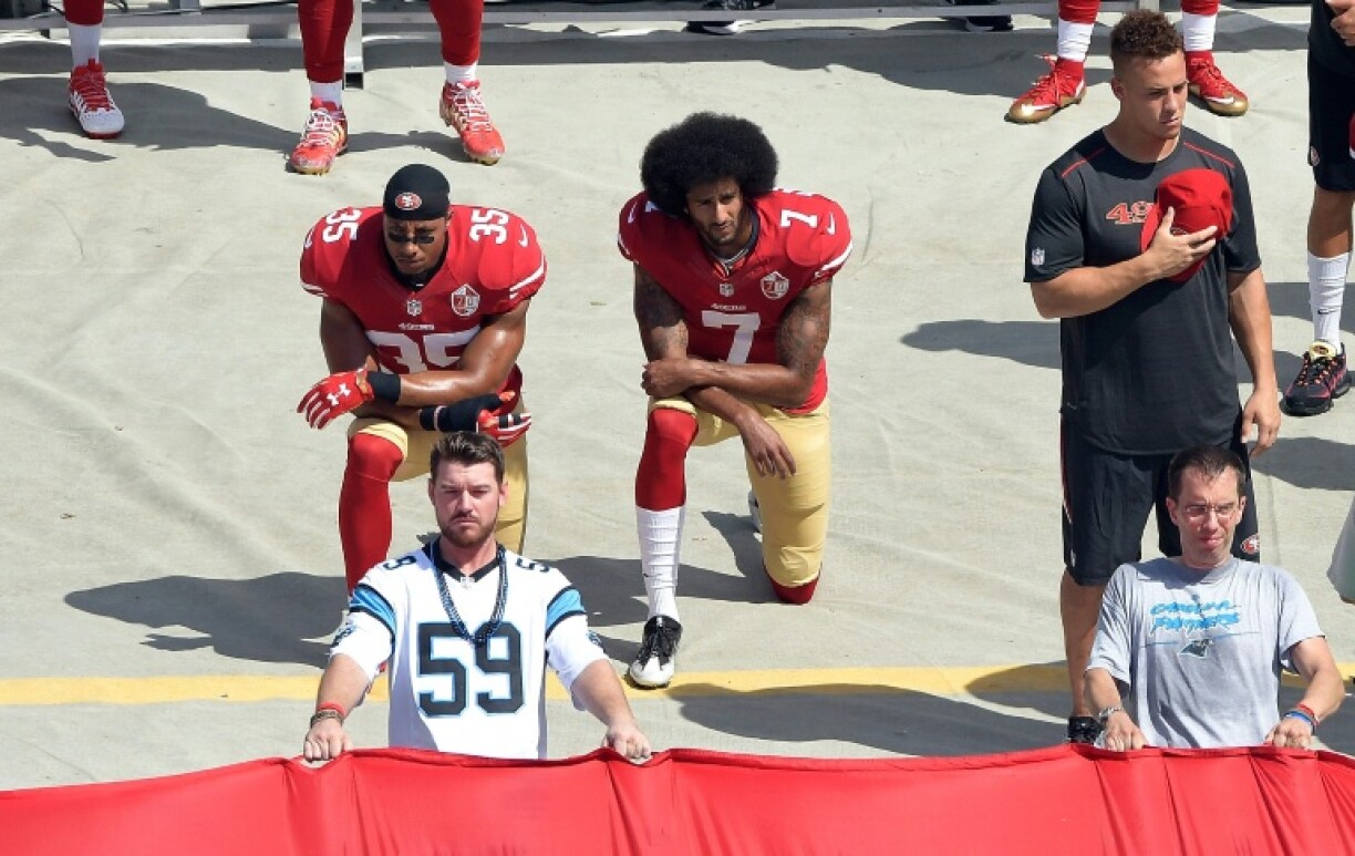 De Colin Kaepernick (riets) bei sengem Protest 2016.