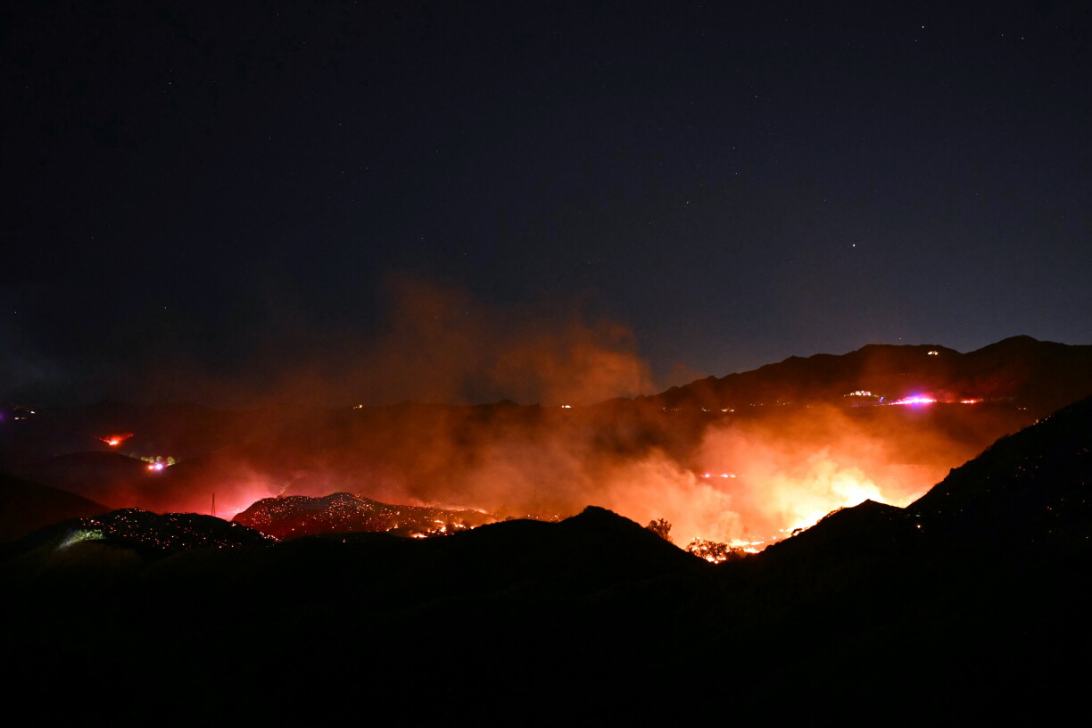 Ronderëm déi bekannte Küstestad Malibu brennt de Bësch.