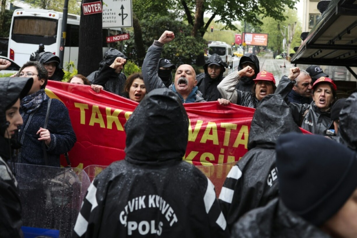 Des manifestants scandent des slogans lors d'un rassemblement organisé à Istanbul, à l'occasion de la Fête du Travail, le 1er mai 2026 en Turquie