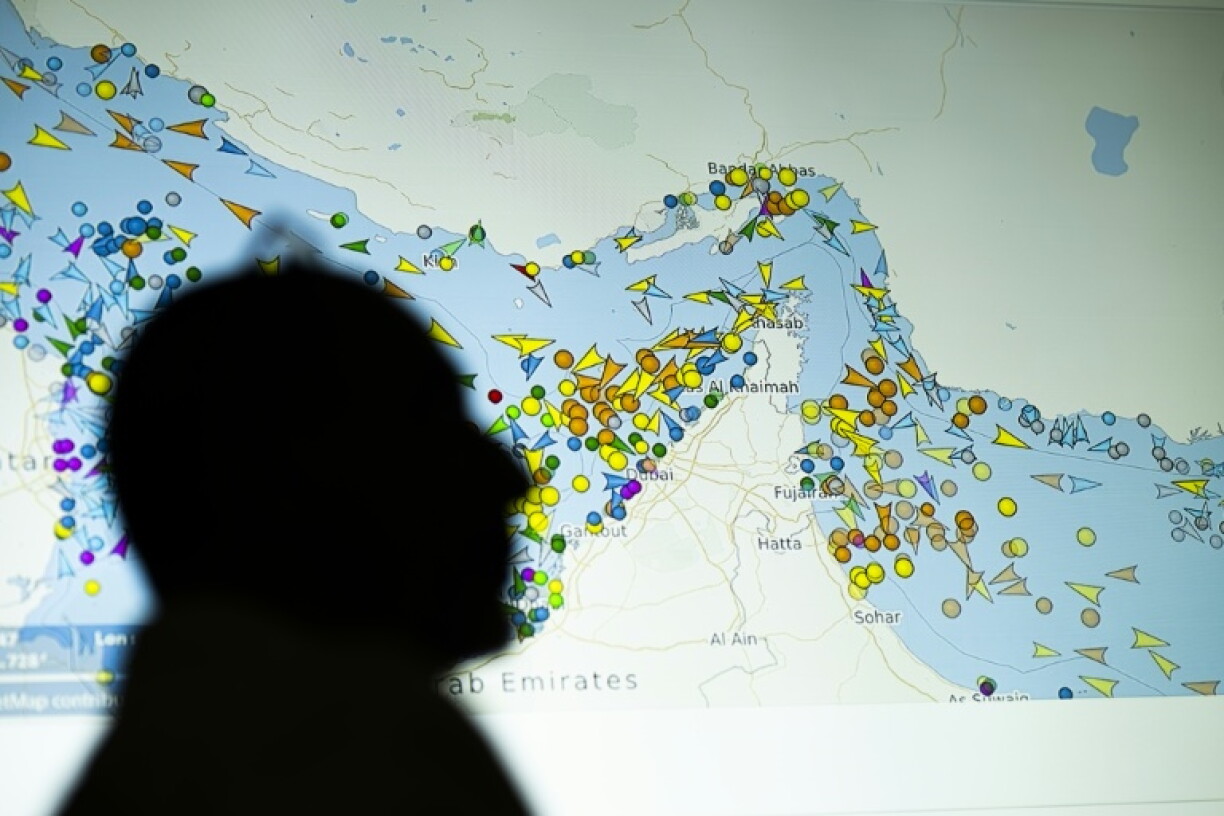 Un écran montre les mouvements de navires dans le Golfe et le détroit d'Ormuz, le 4 mai 2026