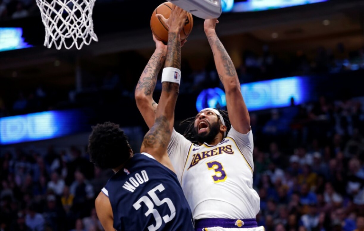 Anthony Davis (#3) au tir lors d'un match de NBA entre son équipe des LA Lakers et les Dallas Mavericks, le 26 février 2023 à Dallas