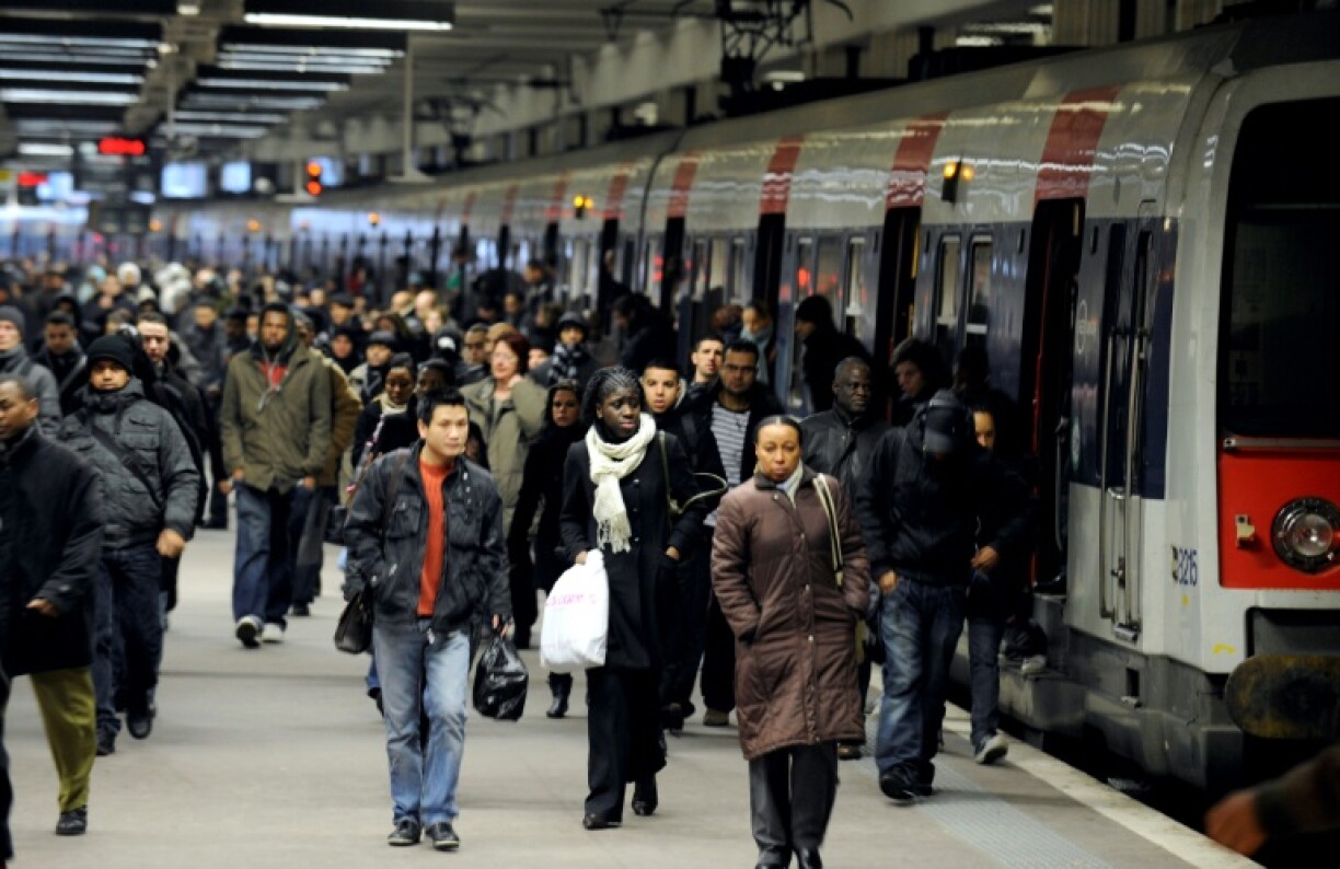 Un RER à la gare de la Défense, à Paris.