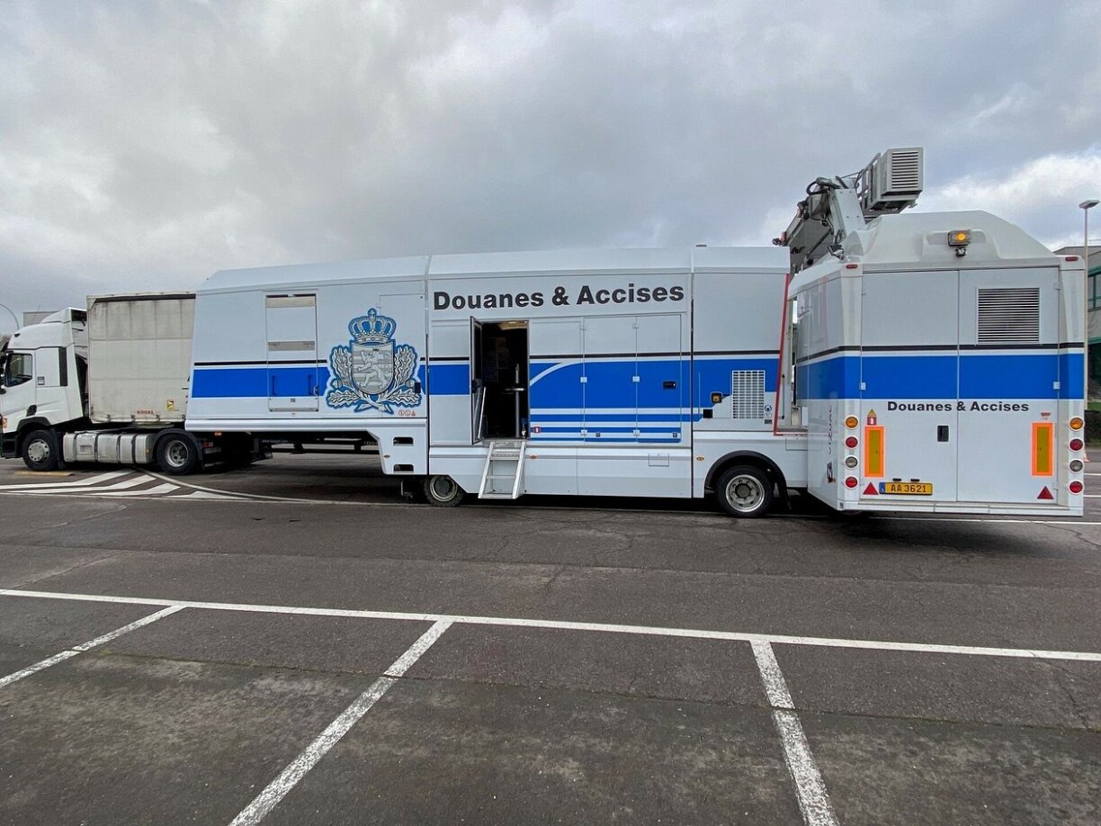Le scanner à camion utilisé par la douane.