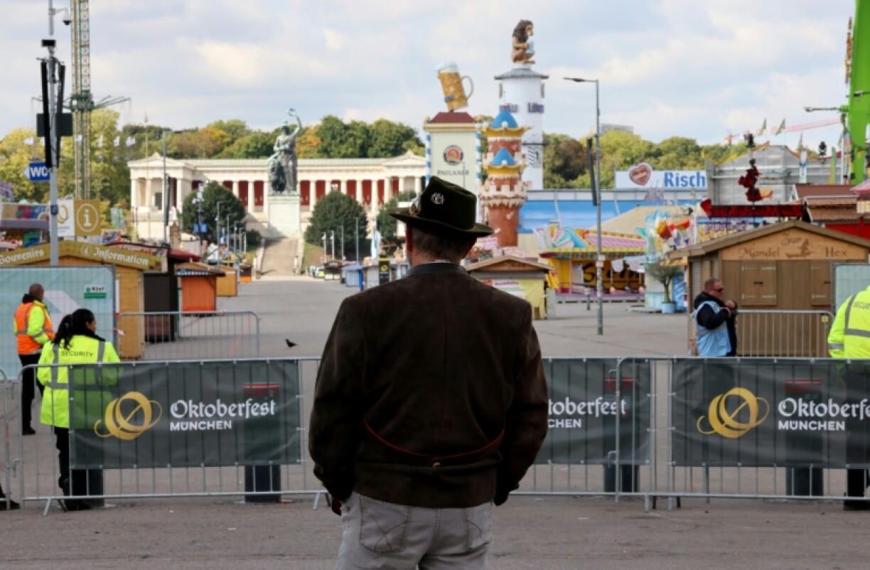 Un passant regarde le site de l'Oktoberfest, la grande Fête de la bière à Munich, fermé aux touristes après des menaces sur sa sécurité le 1er octobre 2025 à Munich (sud de l'Allemagne)