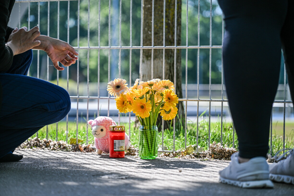 Fra leet Blummen op der Plaz vum déidlechen Tëschefall néier