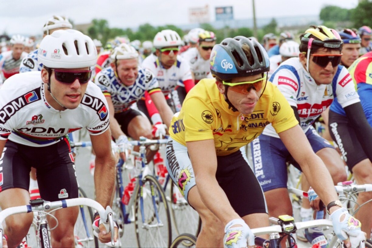 Triple Tour de France winner Greg LeMond (centre)
