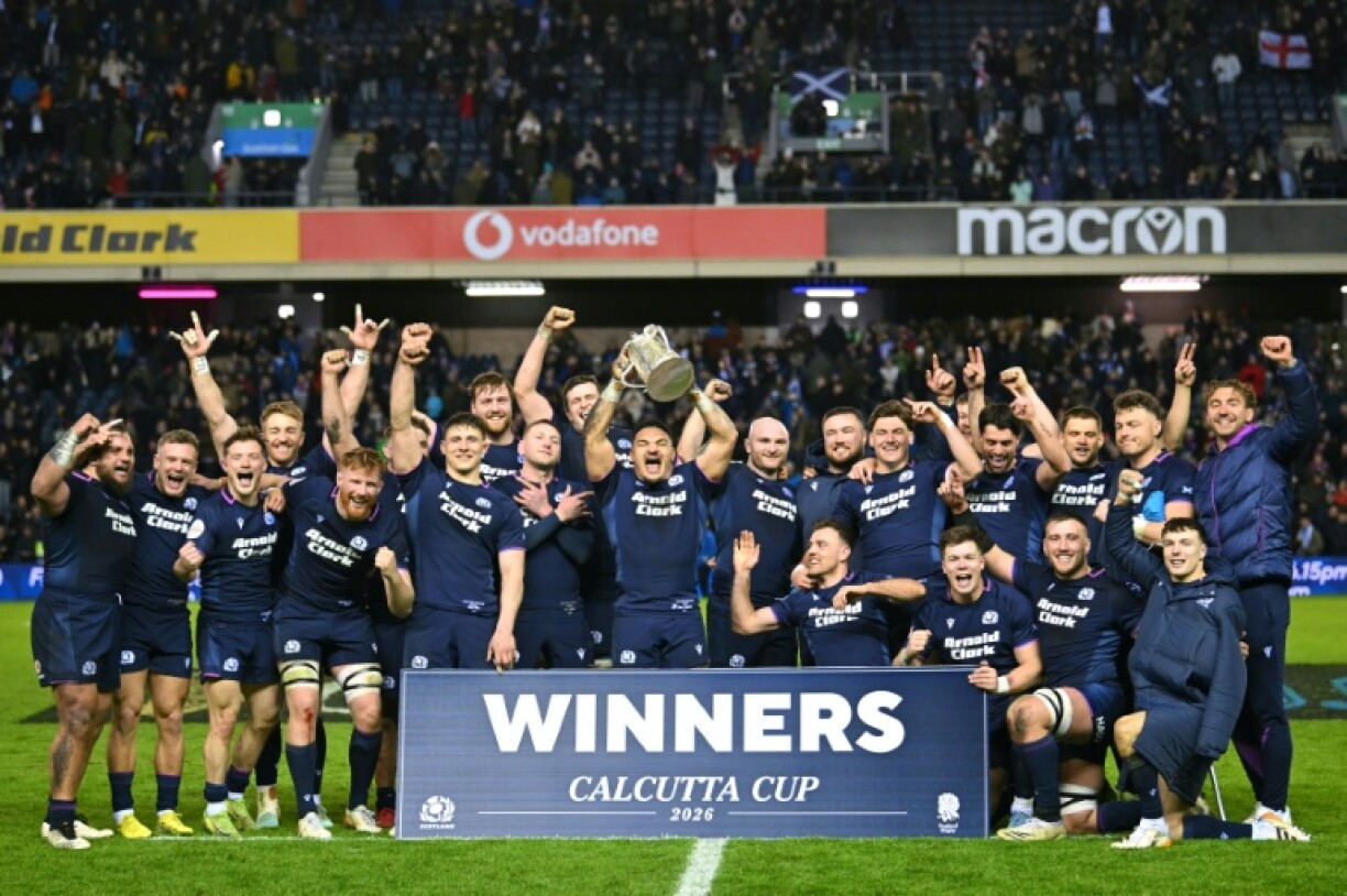 Les Ecossais célèbrent leur victoire contre l'Angleterre samedi à Murrayfield (Edinburgh) dans le Tournoi des six nations en brandissant la Calcutta Cup, le trophée remis en jeu chaque année entre ces deux nations.