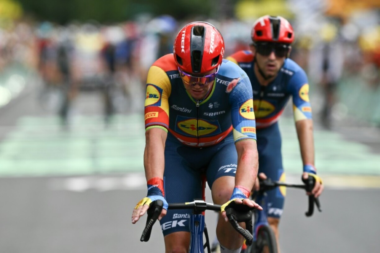 Le Danois Mads Pedersen passe la ligne d'arrivée après sa chute dans le sprint final de la 5e étape du Tour de France, le 3 juillet 2024 à Saint-Vulbas (Ain)