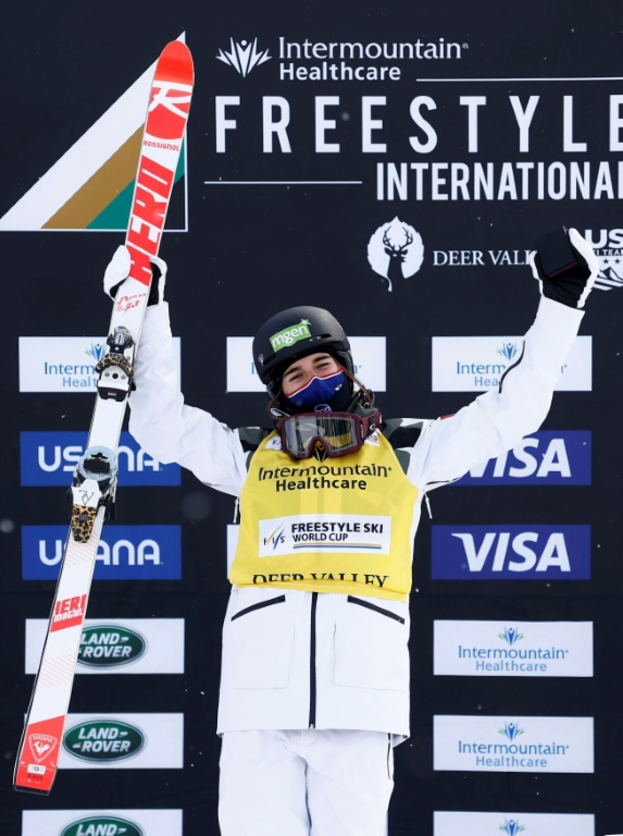 Perrine Laffont sur la haute marche du podium de freestyle, épreuve de coupe du monde, à Park City, dans l'Utah, le 4 février 2021