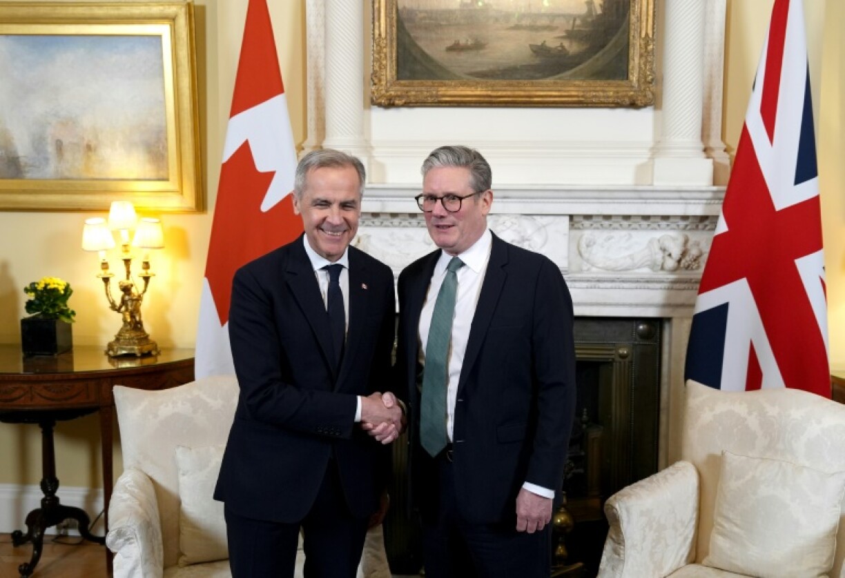 Canada's Prime Minister Mark Carney (L) with Britain's Keir Starmer (R)