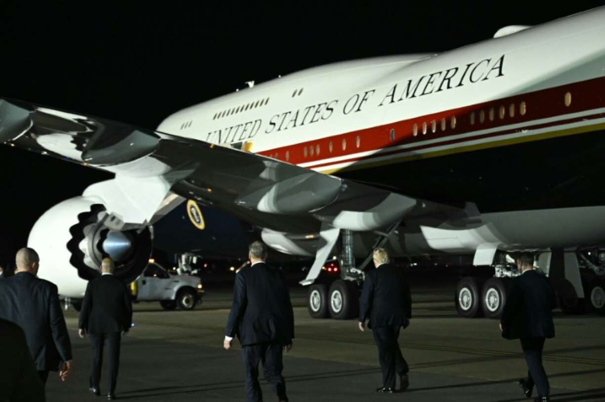 Le président américain Donald Trump marche vers Air Force One sur le tarmac de la base britannique de Mildenhall, le 8 juillet 2026