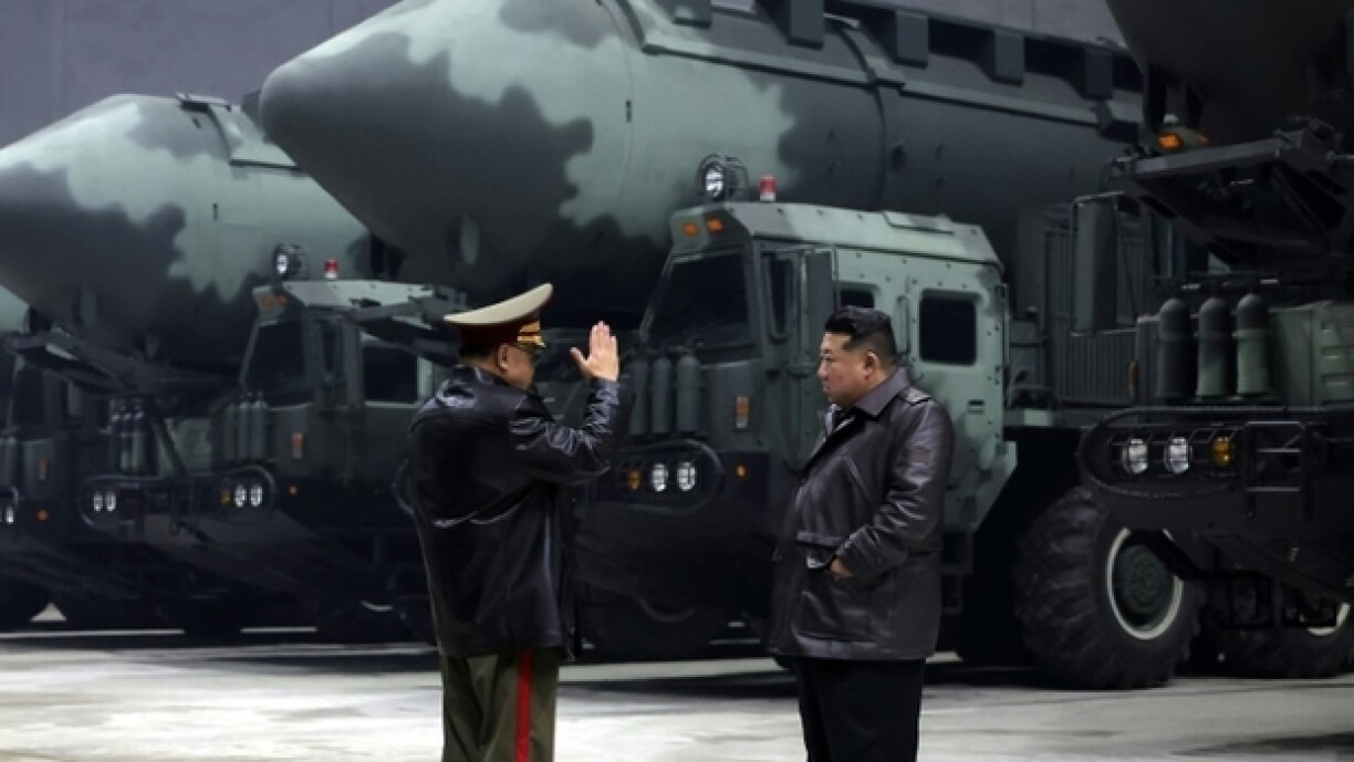 Sur cette photo diffusée le 23 octobre 2024 par l'agence d'Etat KCNA, le dirigeant nord-coréen Kim Jong Un visite une base de missiles, à une date non précisée dans un lieu non divulgué