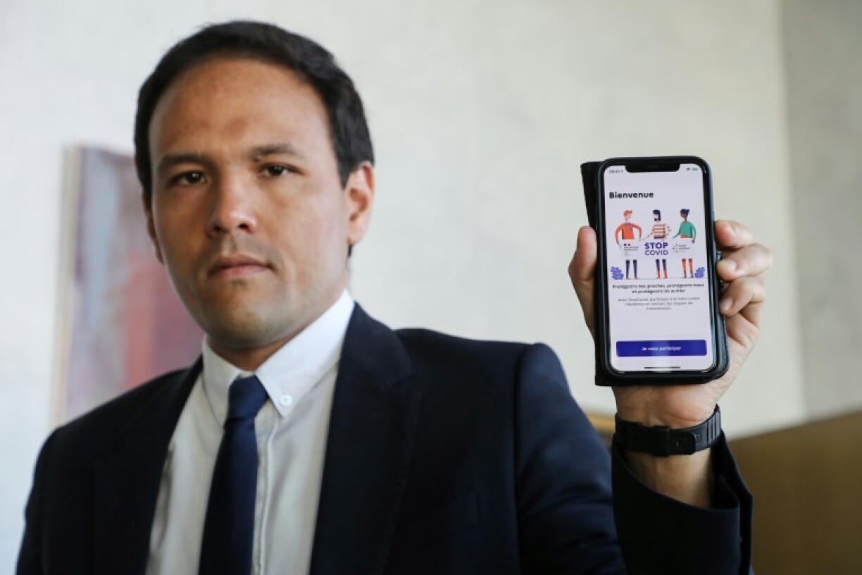 Le secrétaire d’État au Numérique Cédric O présente l'application StopCovid sur un smartphone, le 29 mai 2020 à Paris.