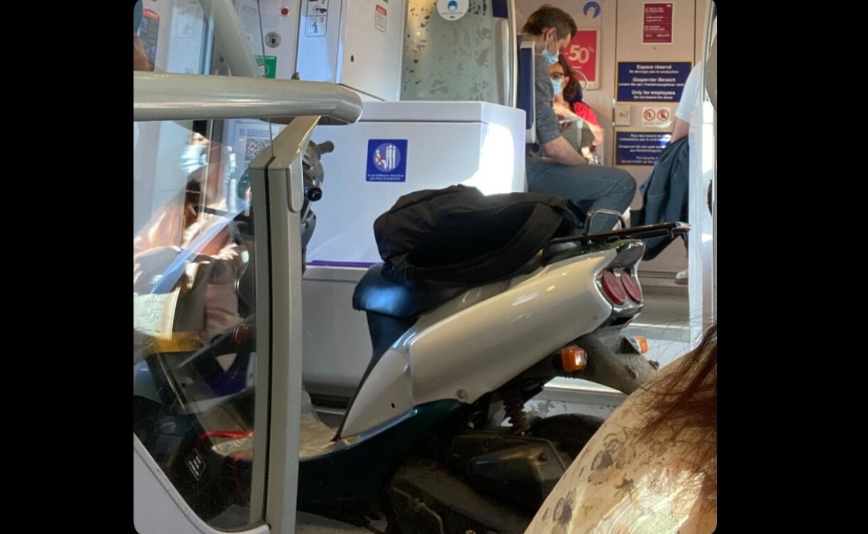 Il faut reconnaître au propriétaire de ce scooter qu'il ne manque pas de culot!