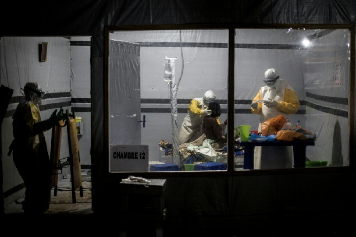 Des personnels de santé soignent un patient dans un centre de traitement Ebola (CTE) soutenu par MSF, le 3 novembre 2018 à Butembo, en RDC