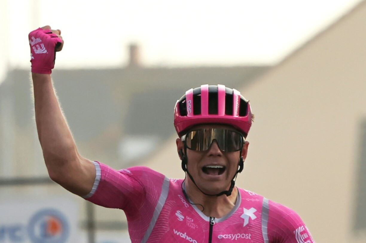 Le coureur américain Luke Lamperti célèbre sa victoire lors de la 1re étape du Paris-Nice, le 8 mars 2026, à Carrières-sous-Poissy