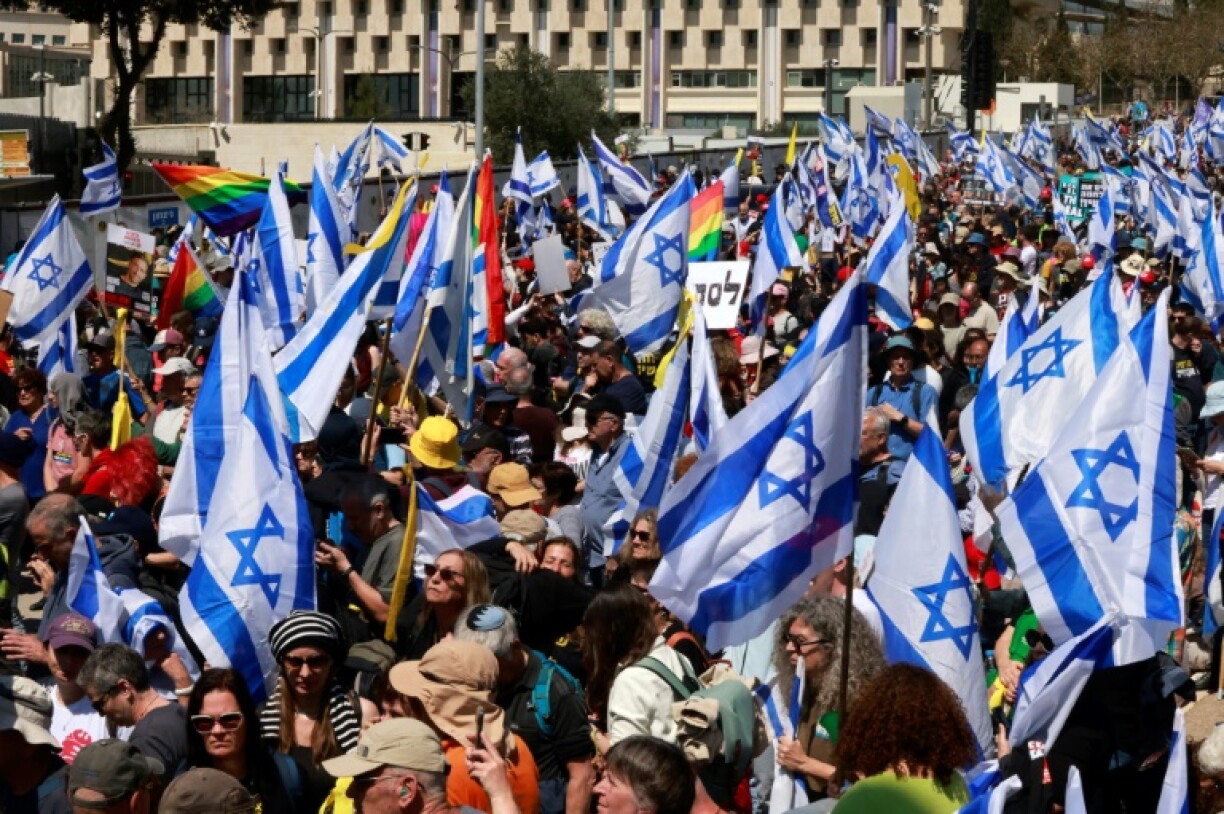 Anti-government demonstrators protest outside the Israeli prime minister's office in Jerusalem during the meeting for a vote of no confidence against Attorney General Gali Baharav-Miara