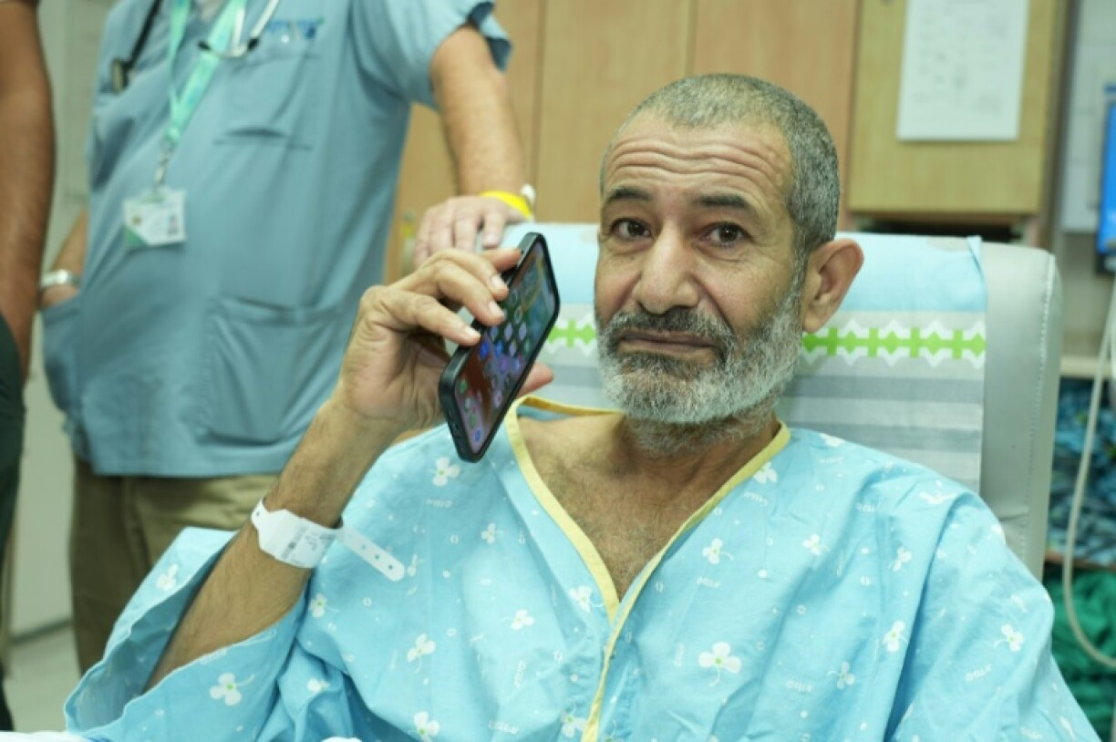 Une image diffusée par le bureau du Premier ministre israélien le 27 août 2024 montre l'otage israélien libéré Kaid Farhan Alkadi parlant au téléphone après être arrivé pour un examen à l'hôpital Soroka de Beersheva