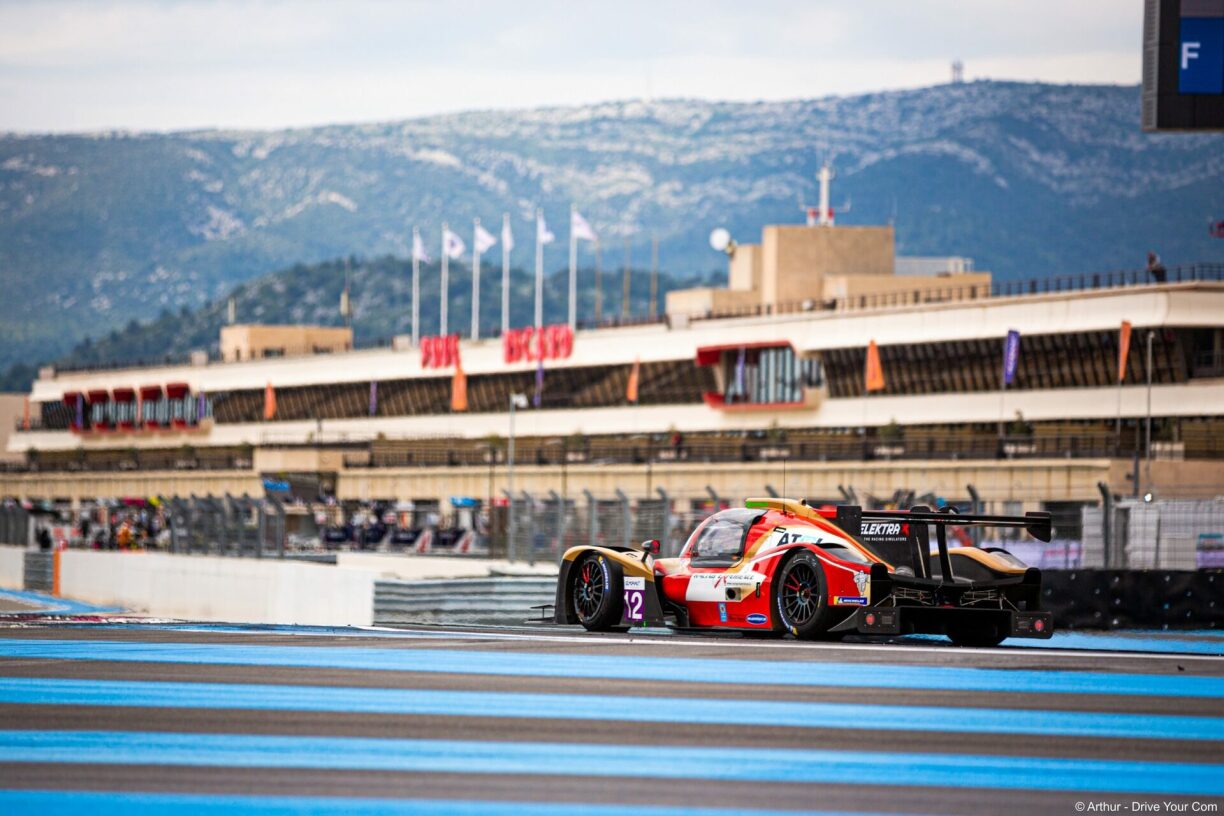 De Circuit zu Le Castellet ass bekannt fir säin Design mat de bloen a roude Sträifen an den Auslafzonen.