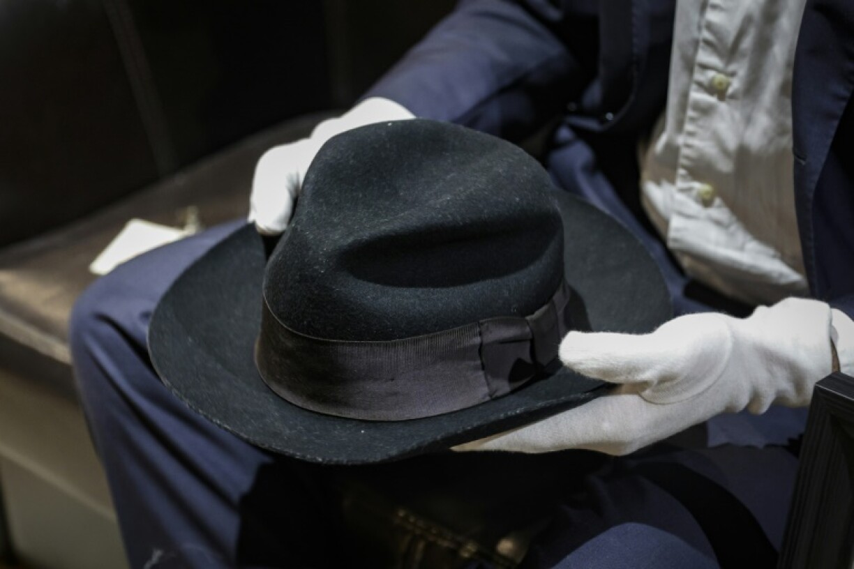 Le chapeau porté par Michael Jackson juste avant d'effectuer son premier moonwalk présenté le 12 septembre 2023 à Paris avant une mise aux enchères