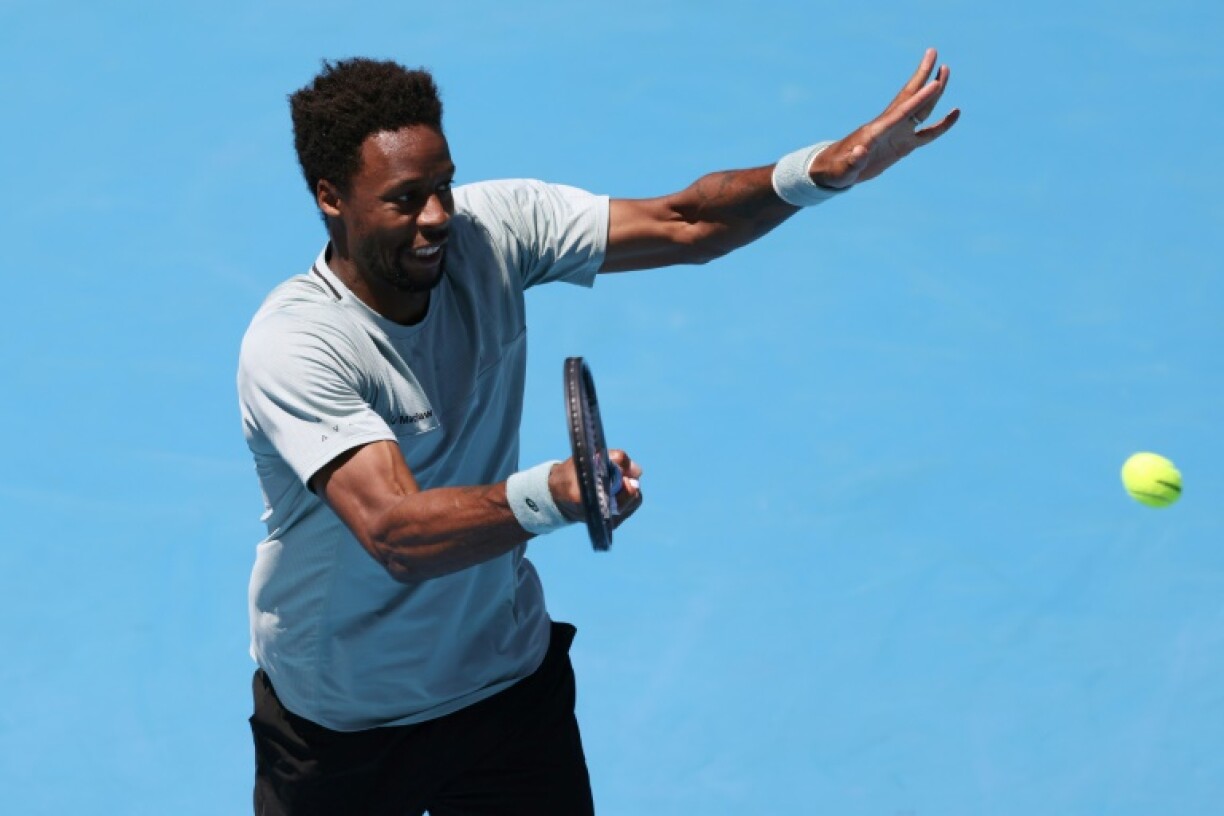 Le Français Gaël Monfils affronte le Belge Zizou Bergs lors de la finale du simple messieurs du tournoi de tennis ATP Auckland Classic à Auckland le 11 janvier 2025