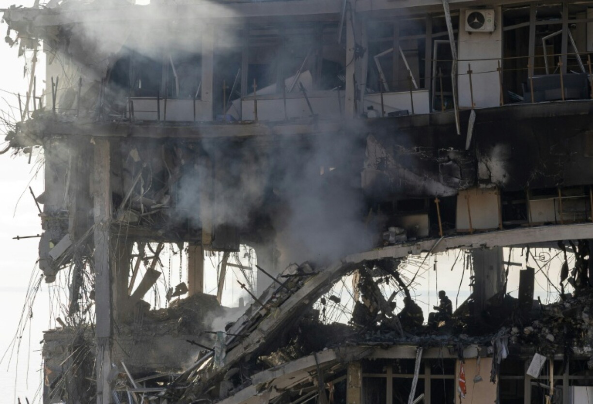 Des étages d'un immeuble d'habitation détruits après des frappes de missiles et de drones russes sur la ville portuaire ukrainienne d'Odessa, le 12 septembre 2026