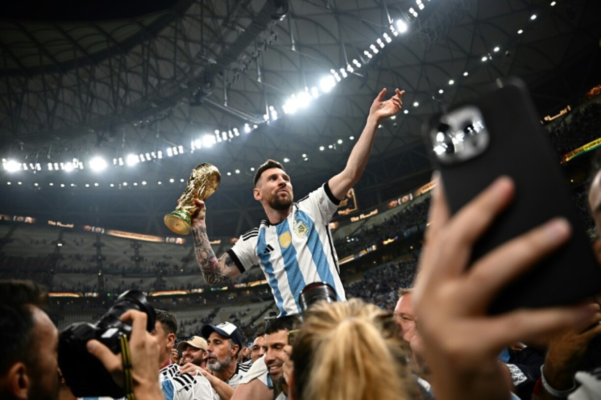 Lionel Messi porté en triomphe par ses coéquipiers après la victoire de l'Argentine en finale du Mondial à Doha, le 18 décembre 2022