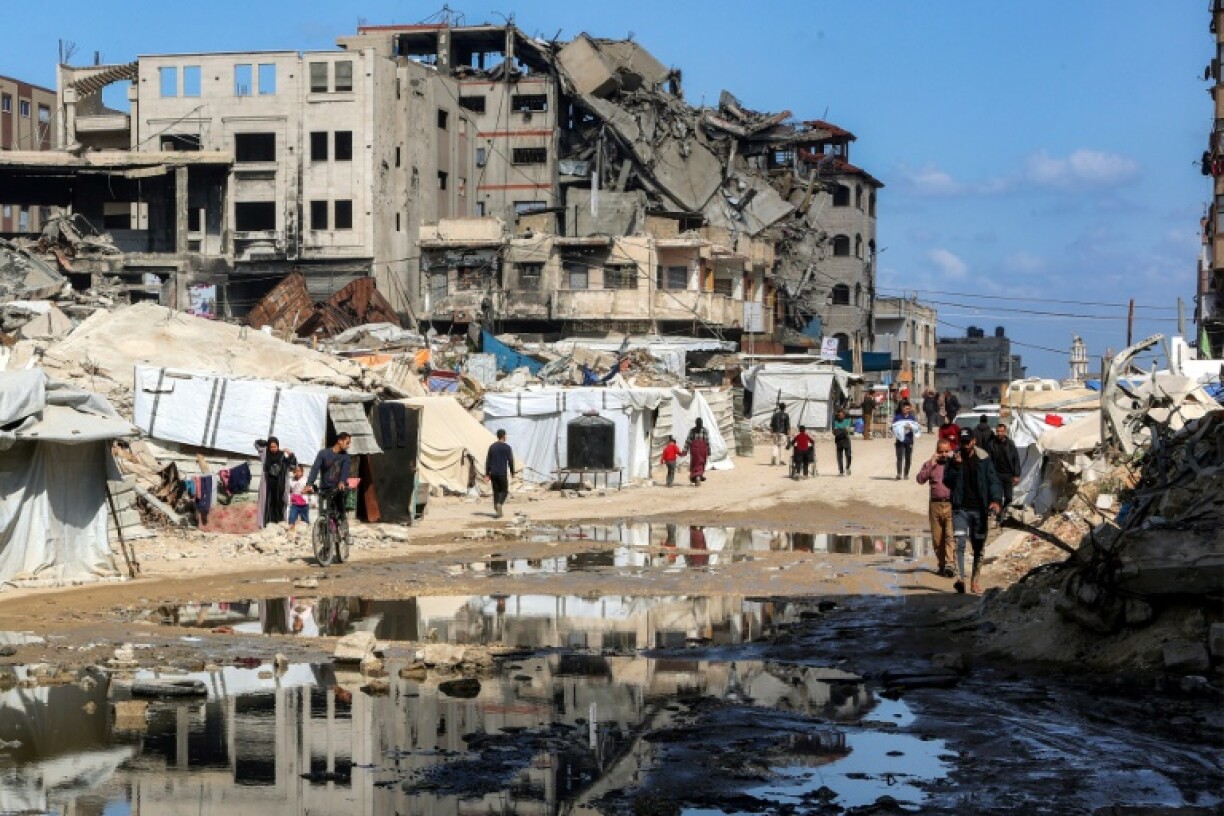 Des tentes érigées près des décombres d'un bâtiment détruit dans le quartier de Nasr, dans l'ouest de la ville de Gaza, le 15 avril 2025