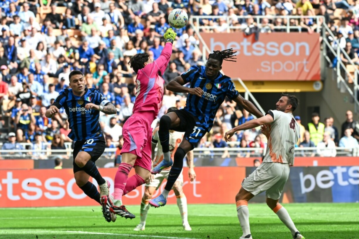 Mile Svilar (C) has starred in teh Roma goal this season