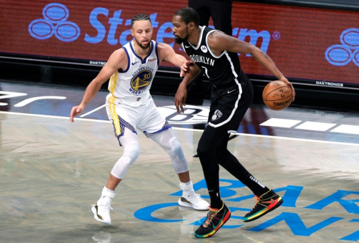 Face à face de stars entre Stephen Curry et Kevin Durant (balle en main) opposés en saison régulière (NBA) à New York, le 22 décembre 2020