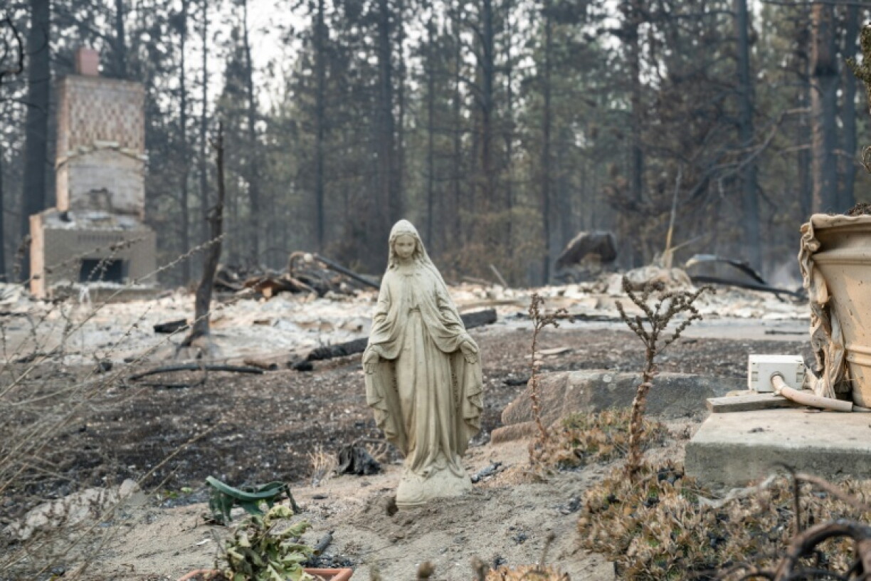 Une statue de la Vierge Marie intacte devant une maison d'habitation incendiée dans le quartier de Balboa à Spokane, dans l'État de Washington, le 2 août 2026