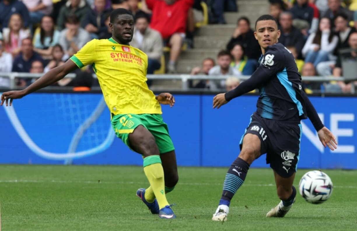 Mohamed Kaba (g) et Mason Greenwood lors du match de L1 entre Nantes et Marseille, le 2 mai 2026 à Nantes