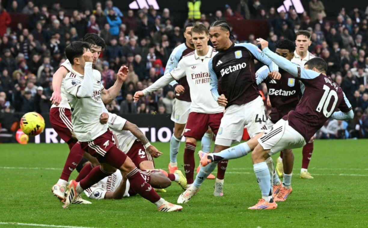 Le milieu de terrain argentin d'Aston Villa Emiliano Buendia (à droite) marque le but vainqueur contre Arsenal à la dernière seconde du temps additionnel,samedi en Premier League.