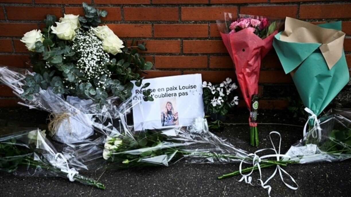 Des bouquets et un petit mot en hommage à Louise déposés devant son collège André Maurois à Epinay-sur-Orge (Essonne) le 8 février 2025