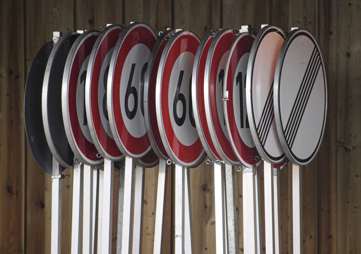 L'Allemagne devra-t-elle mettre aux placards les panneaux annonçant la vitesse illimitée ? (le panneau à droite, avec les cinq traits noirs sur fond blanc).