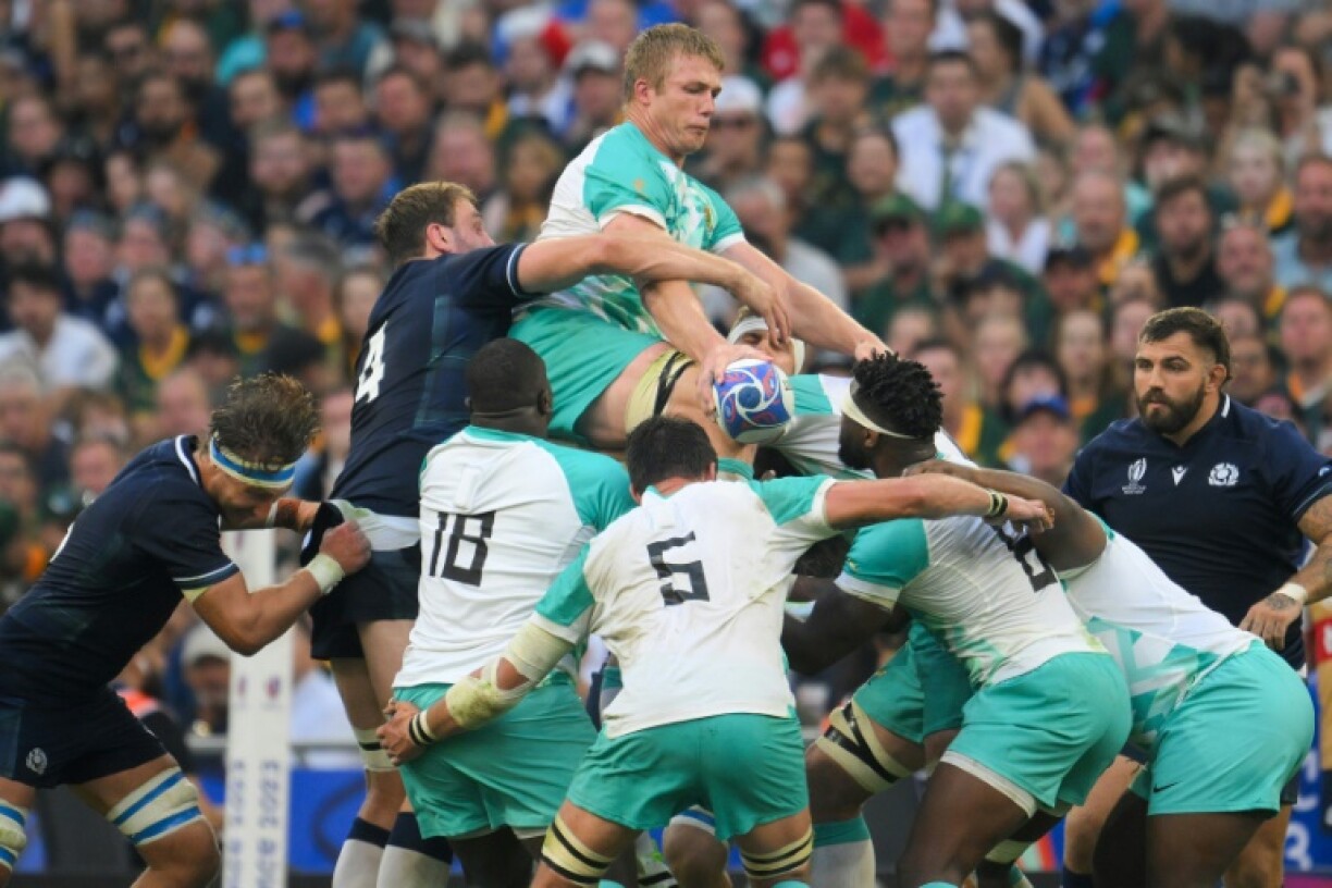 Le troisième-ligne sud-africain Pieter-Steph du Toit (au sommet) lors de la victoire des Springboks face à l'Ecosse le 10 septembre 2023 à Marseille