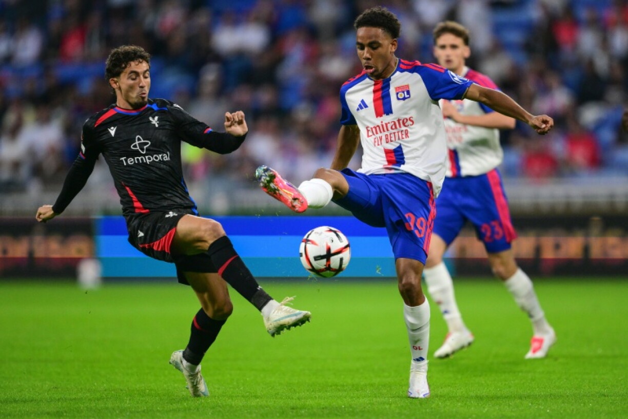 Le Lyonnais Noah Nartey (D) et le joueur de Crystal Palace Yeremi Pino lors de la victoire de l'OL 3-2 en Ligue Europa, le 15 octobre 2026 au Groupama Stadium