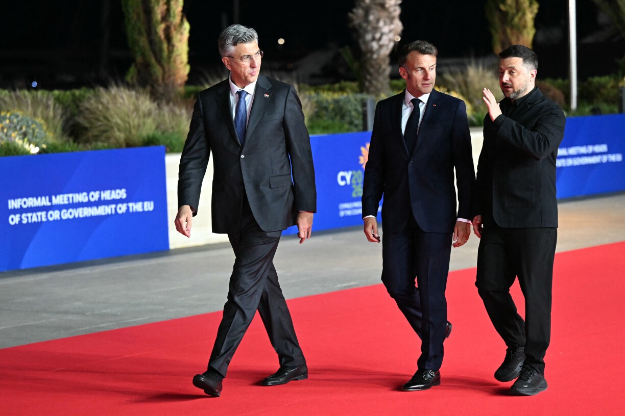 De franséische President Emmanuel Macron, säin ukraineschen Homolog Wolodymyr Selenskyj an de kroatesche Premierminister Andrej Plenkovic beim informellen EU-Sommet op Zypern.
