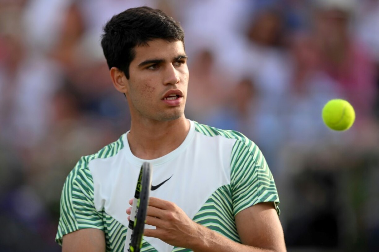 Carlos Alcaraz lors de son match face au Bulgare Grigor Dimitrov lors de son quart de finale au tournoi du Queen's le 23 juin 2023 à Londres