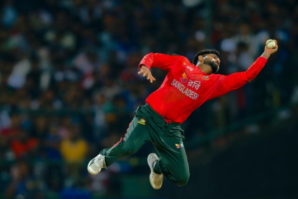 A brilliant catch by Bangladesh's Shamim Hossain to dismiss Kusal Mendis could not stop Sri Lanka marching to victory in the first T20