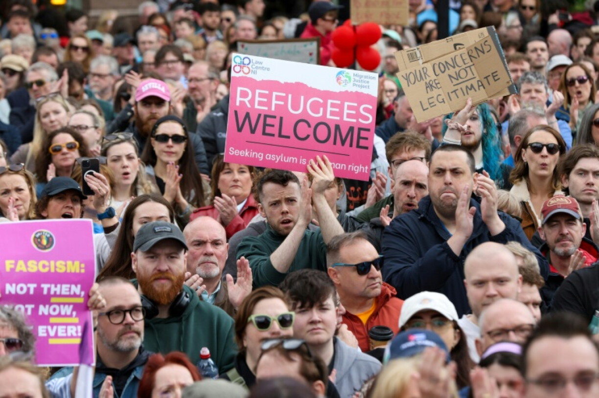 Des manifestants rassemblés à Belfast, pour protester contre le racisme et les émeutes anti-immigrés, le 13 juin 2026 en Irlande du Nord