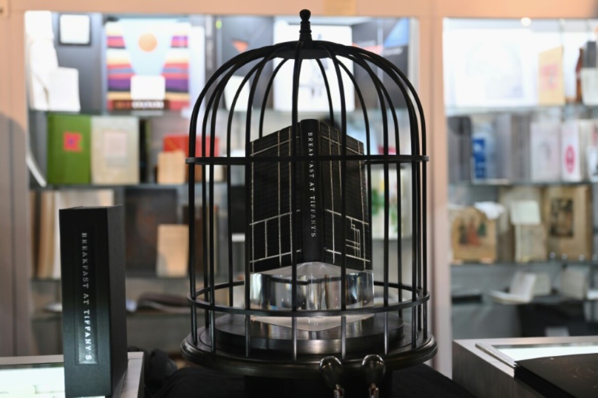 Un exemplaire unique relié cuir, couvert d'un millier de diamants et d'un saphir, du livre de Truman Capote